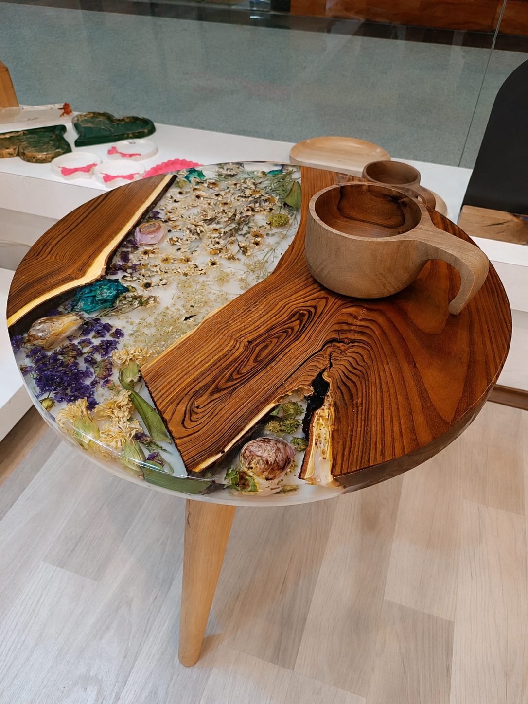 میز چوب و رزینی گل جاودان